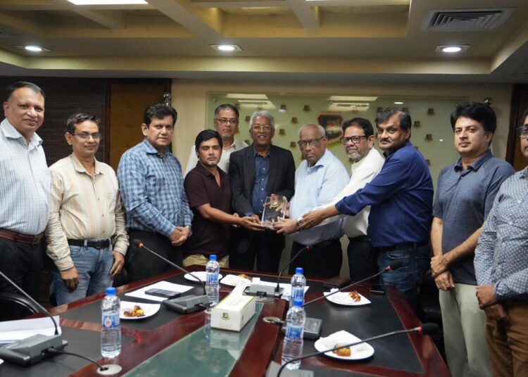 বিসিবি পরিচালকরা গামিনিকে দিলেন সম্মাননা