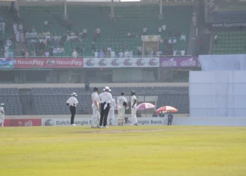 লাঞ্চ বিরতিতে আয়ারল্যান্ডের সংগ্রহ ২১১/৭