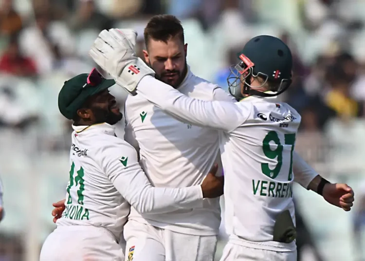 নিজের ফাঁদেই আটকাল ভারত