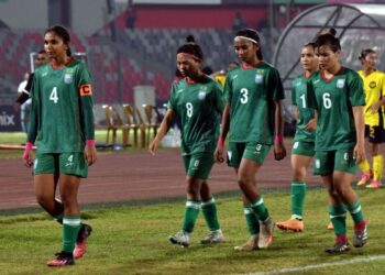 পরাজয়ের হতাশা নিয়ে মাঠ ছাড়ছেন আফঈদারা