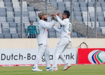 মুশফিকুর রহিমের সাথে উইকেট নেয়ার আনন্দ ভাগাভাগি করছেন হাসান মুরাদ