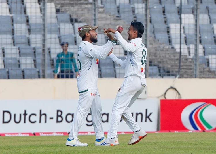 মুশফিকুর রহিমের সাথে উইকেট নেয়ার আনন্দ ভাগাভাগি করছেন হাসান মুরাদ