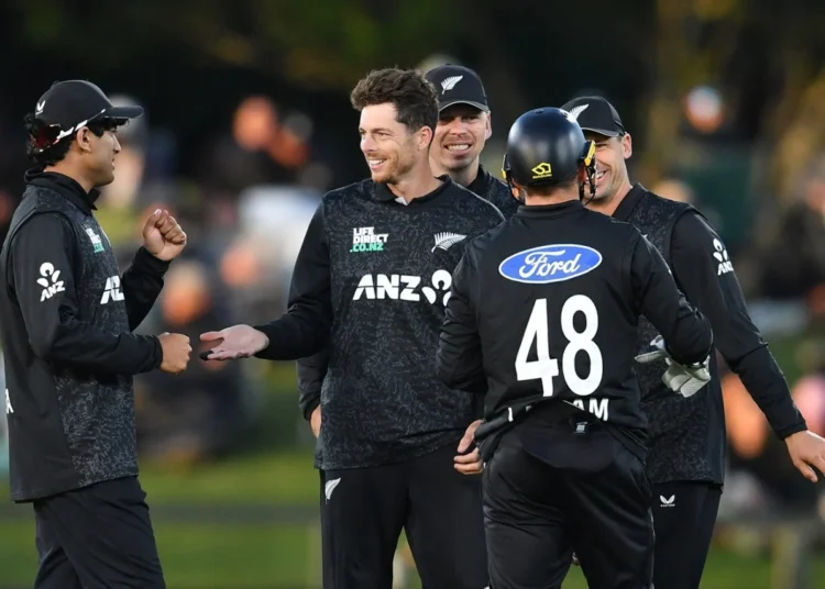 শেষ ওভারের নাটকীয়তায় আরেকটি জয় নিউজিল্যান্ডের