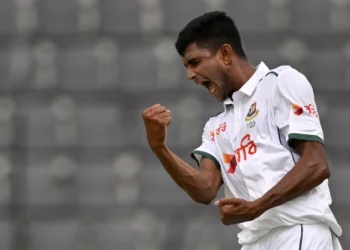 সিলেট টেস্টের ১ম ইনিংসে ১ উইকেট পেয়েছেন নাহিদ