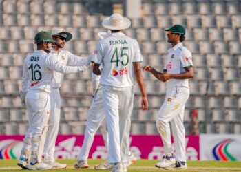 প্রথম ওভারেই উইকেট তুলে নেন হাসান মাহমুদ (ডানে)