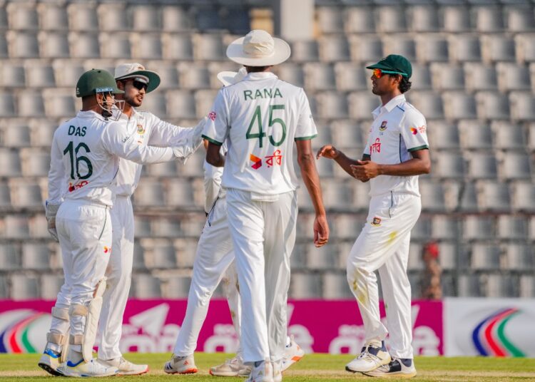 প্রথম ওভারেই উইকেট তুলে নেন হাসান মাহমুদ (ডানে)