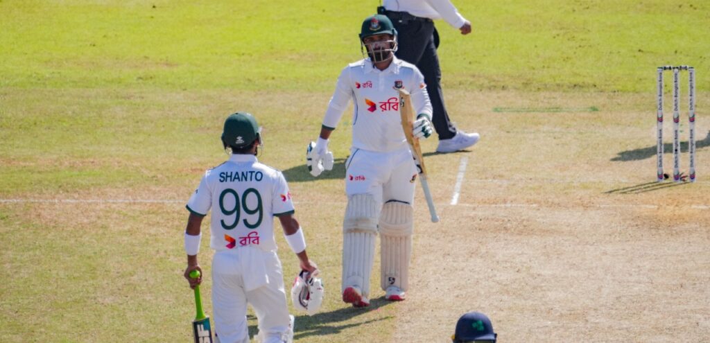 ৩০১ রানে লিড নিয়ে ৫৮৭ রানে ইনিংস ঘোষণা