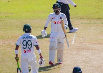 ৩০১ রানে লিড নিয়ে ৫৮৭ রানে ইনিংস ঘোষণা