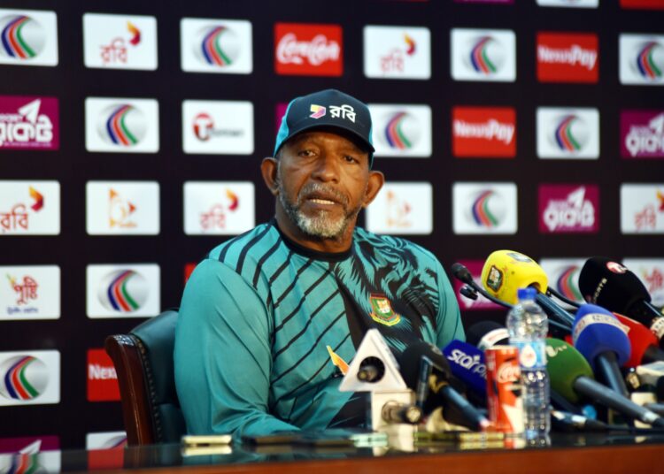 মুশফিকের পেশাদারিত্ব অত্যন্ত উচ্চ- সিমন্স