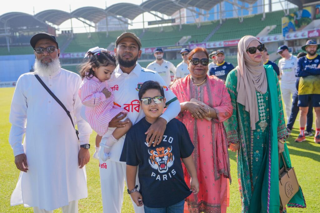 শততম টেস্টে যাদের কৃতজ্ঞতা দিলেন মুশফিক