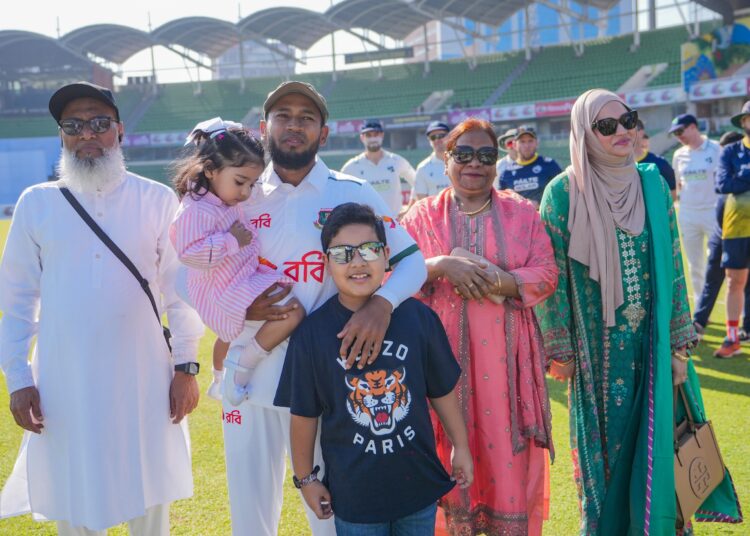 শততম টেস্টে যাদের কৃতজ্ঞতা দিলেন মুশফিক