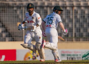 শততম টেস্টে ৯৯ রানে অপরাজিত মুশফিক । বাংলাদেশের প্রথম ক্রিকেটার হিসেবে শততম টেস্ট খেলতে নেমে ইতিহাস গড়েছেন অভিজ্ঞ মুশফিকুর রহিম