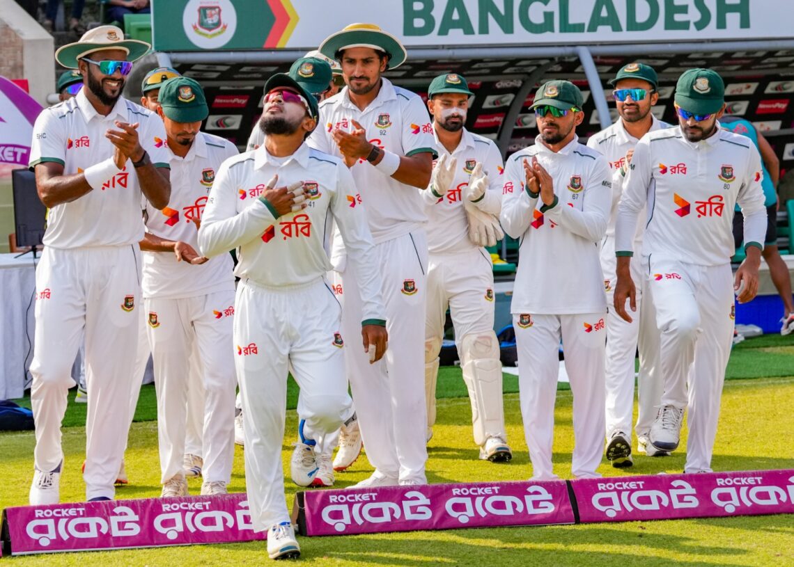 মিরপুর টেস্টের দ্বিতীয় দিন মুশফিকের নেতৃত্বে ফিল্ডিংয়ে নামে বাংলাদেশ দল