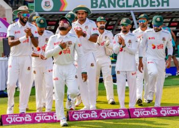 মিরপুর টেস্টের দ্বিতীয় দিন মুশফিকের নেতৃত্বে ফিল্ডিংয়ে নামে বাংলাদেশ দল