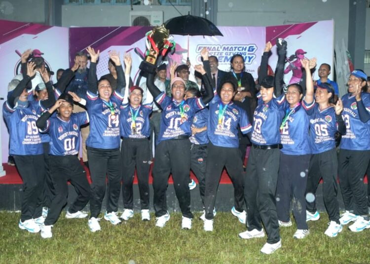 ট্রফি হাতে পুলিশ নারী বেসবল খেলোয়াড়দের উচ্ছ্বাস