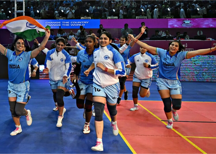 চ্যাম্পিয়ন হওয়ার পর ভারত নারী কাবাডি দলের উল্লাস