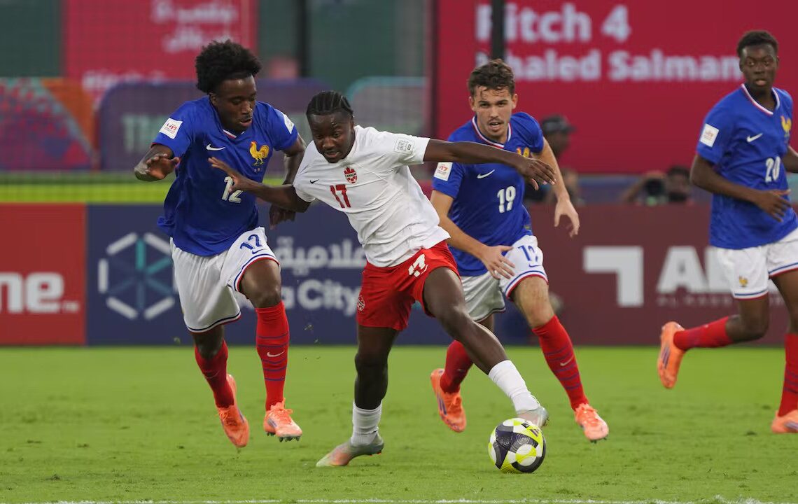 ফ্রান্স ও কানাডার ম্যাচে বল দখলের লড়াই