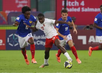 ফ্রান্স ও কানাডার ম্যাচে বল দখলের লড়াই