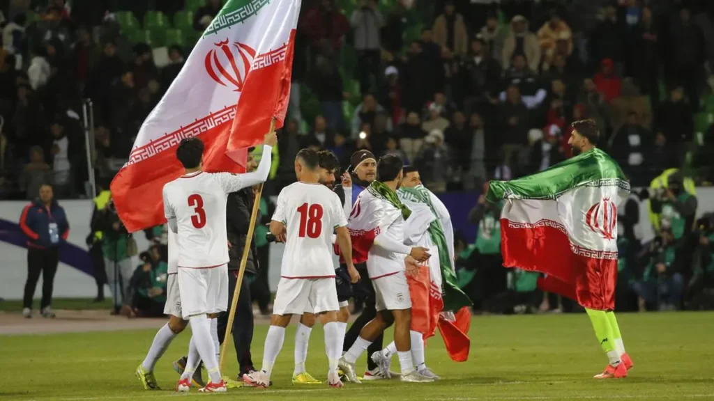 দীর্ঘ চার দশক ধরে বিরোধ চলছে যুক্তরাষ্ট্র ও ইরানের মধ্যে। ২০২৬ বিশ্বকাপের যৌথ আয়োজক যুক্তরাষ্ট্র, আর ইরানও থাকছে ফুটবলের মহাযজ্ঞে