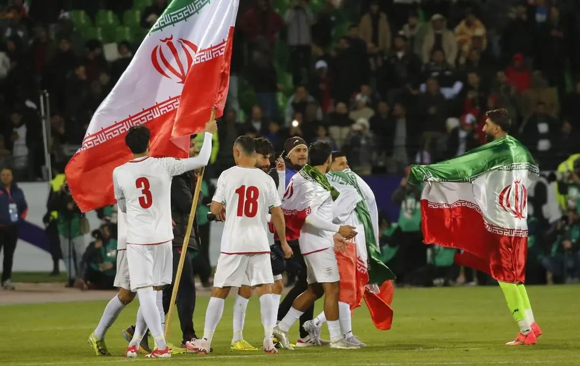 দীর্ঘ চার দশক ধরে বিরোধ চলছে যুক্তরাষ্ট্র ও ইরানের মধ্যে। ২০২৬ বিশ্বকাপের যৌথ আয়োজক যুক্তরাষ্ট্র, আর ইরানও থাকছে ফুটবলের মহাযজ্ঞে