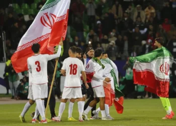 দীর্ঘ চার দশক ধরে বিরোধ চলছে যুক্তরাষ্ট্র ও ইরানের মধ্যে। ২০২৬ বিশ্বকাপের যৌথ আয়োজক যুক্তরাষ্ট্র, আর ইরানও থাকছে ফুটবলের মহাযজ্ঞে