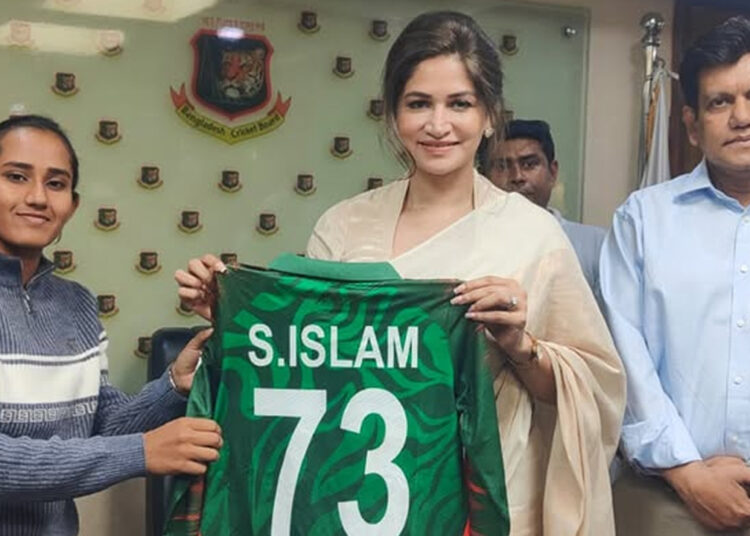 প্রথবার নারী দলের সঙ্গে শুভেচ্ছা বিনিময় রুবাবার