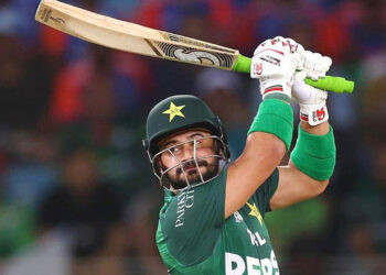 এক বছরে ১০০ ছক্কার রেকর্ড পাকিস্তান তারকার