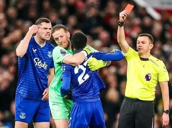 এভারটনের কাছে হতভম্ব ম্যানইউ