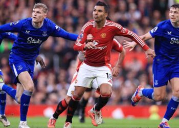 এভারটনের কাছে হতভম্ব ম্যানইউ - লাল কার্ডের পর ম্যাচ উল্টো দিকে