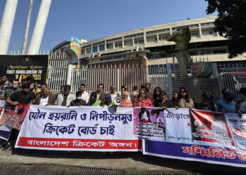 যৌন হয়রানির প্রতিবাদে মিরপুরে মানববন্ধন