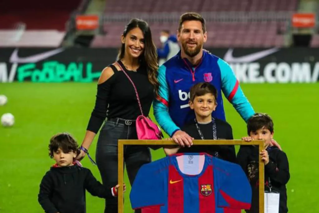 বার্সায় ফিরতে চান মেসিও তার স্ত্রী-সন্তানরা