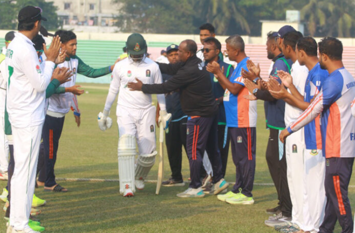 চোখের জলে প্রথম শ্রেনির ক্রিকেটকে বিদায় শামসুরের