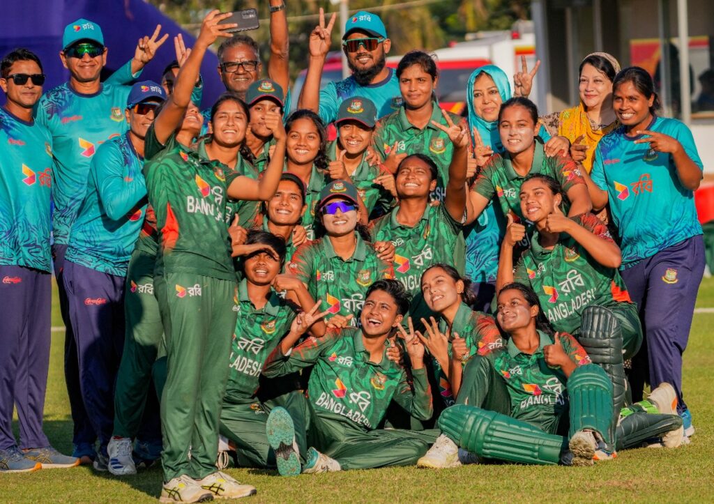 পাকিস্তানকে উড়িয়ে সিরিজে এগিয়ে গেল বাংলাদেশ