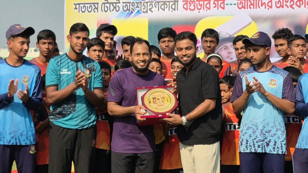 সংবর্ধনা মঞ্চে বগুড়ায় একাডেমি গড়ার ঘোষণা মুশফিকের