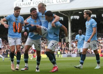 শততম গোলের পর সতীর্থদের কোলে হালান্ড