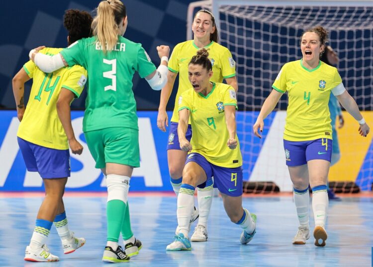 গোলের পর ব্রাজিলের খেলোয়াড়দের উল্লাস