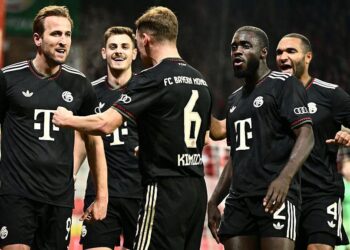 গোলের পর সতীর্থদের আলিঙ্গনে হ্যারি কেন