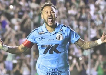 কিছুদিন আগে ইনজুরি নিয়েও হ্যাটট্রিক করেন নেইমার