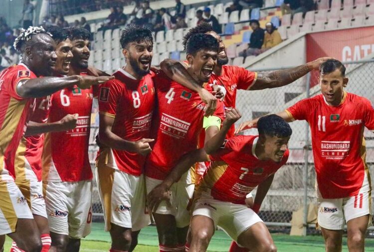 গোল করে বসুন্ধরা কিংসের খেলোয়াড়দের উল্লাস