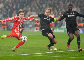 স্পোর্টিং লিসবনের পোস্টে লেনার্ট কার্লের শট