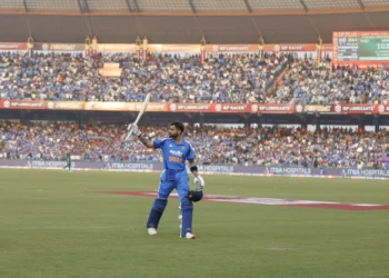 আরেকটি রেকর্ডময় সেঞ্চুরি করে রাজার বেশে মাঠ ছাড়ছেন কোহলি