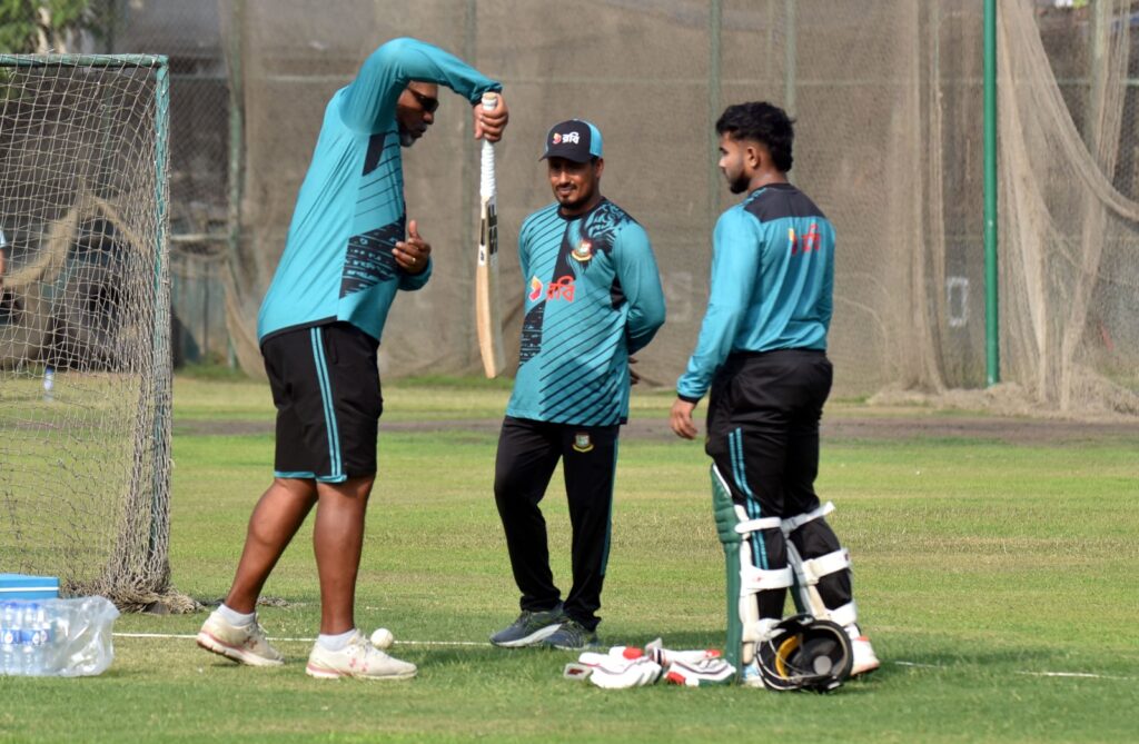 জাতীয় দলের ক্রিকেটাররা। প্রধান কোচ ফিল সিমন্সের নির্দেশে বিশেষ ক্যাম্পে যোগ দিয়েছেন টি-টোয়েন্টি দলের ব্যাটার সদস্যরা।