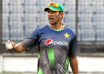 সরে দাঁড়ালেন আজহার মাহমুদ