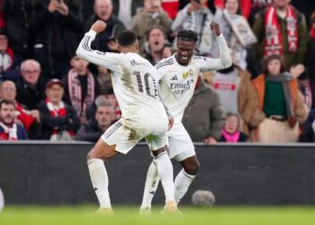 গোলের পর সতীর্থের সঙ্গে এমবাপ্পে