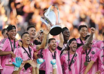 শিরোপা হাতে মেসিরা