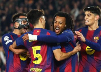 জোড়া গোলদাতা কুন্ডেকে ঘিরে সতীর্থদের উল্লাস