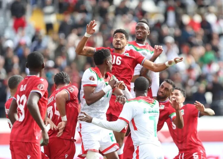 হেড করার জন্য লাফিয়েছে দুই দলের খেলোয়াড়রা