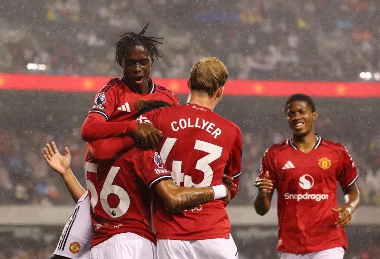 ম্যানইউ খেলোয়াড়দের উল্লাস