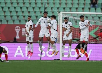 ফ্রেডির এই বাঁকানো শটটি পোস্টে লেগে ফিরলে গোল বঞ্চিত হয় অ্যাঙ্গোলা