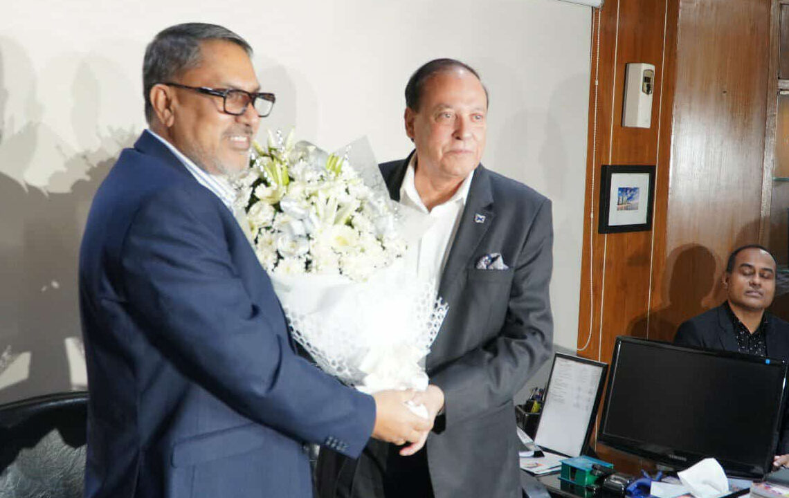 ফুল দিয়ে নতুন মহাসচিবের কাছে দায়িত্ব হস্তান্তর